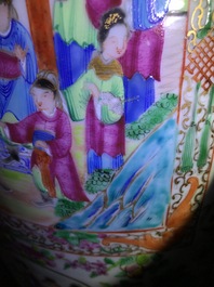Een paar Chinese Canton famille rose vazen, 19e