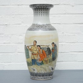 Een Chinese vaas met decor uit de Culturele Revolutie, 20e eeuw