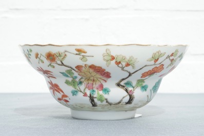 Een Chinese famille rose kom met floraal decor, Daoguang merk, 19e eeuw