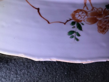 Een grote Chinese famille verte schotel met 'Drie vrienden van de winter', Kangxi