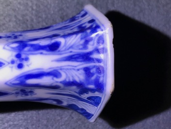 Een Chinese blauwwitte achthoekige flesvormige vaas, Kangxi