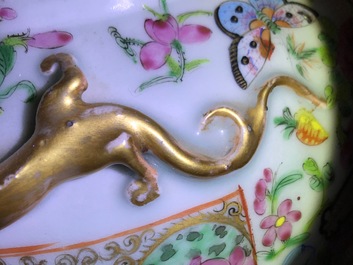 Een paar Chinese Canton famille rose vazen, 19e