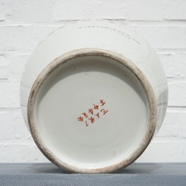 Een Chinese vaas met decor uit de Culturele Revolutie, 20e eeuw