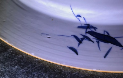Une paire de plats en porcelaine de Chine doucai, Kangxi