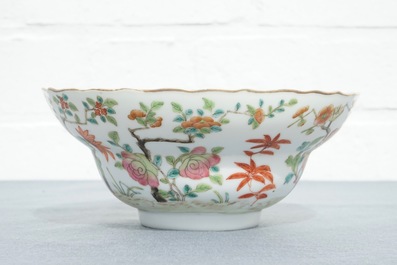 Een Chinese famille rose kom met floraal decor, Daoguang merk, 19e eeuw