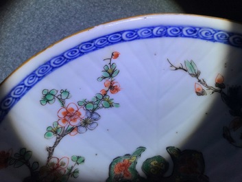 Une coupe en forme de coquille en porcelaine de Chine famille verte, Kangxi