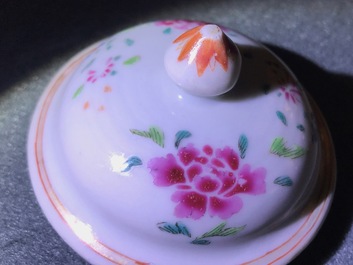 Une th&eacute;i&egrave;re en porcelaine de Chine famille rose &agrave; d&eacute;cor d'une femme et un gar&ccedil;on, Qianlong
