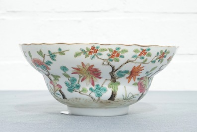 Een Chinese famille rose kom met floraal decor, Daoguang merk, 19e eeuw
