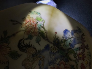 Une tasse et soucoupe en porcelaine de Chine famille rose &agrave; d&eacute;cor de coqs, Yongzheng