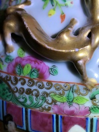 Een paar Chinese Canton famille rose vazen, 19e