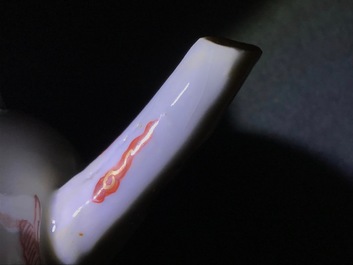 Une th&eacute;i&egrave;re en porcelaine de Chine famille rose &agrave; d&eacute;cor d'une femme et un gar&ccedil;on, Qianlong