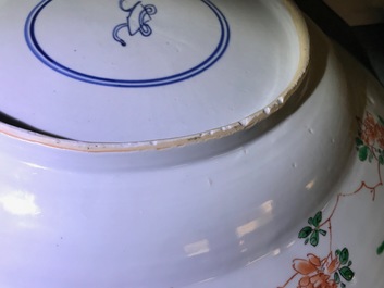 Een grote Chinese famille verte schotel met 'Drie vrienden van de winter', Kangxi