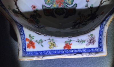 Une coupe en forme de coquille en porcelaine de Chine famille verte, Kangxi