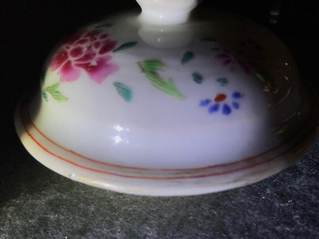 Une th&eacute;i&egrave;re en porcelaine de Chine famille rose &agrave; d&eacute;cor d'une femme et un gar&ccedil;on, Qianlong
