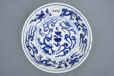 Een Chinees blauwwit schoteltje met draken, Jiajing merk en periode