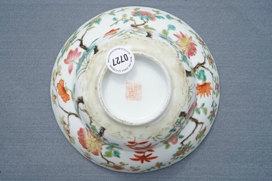 Een Chinese famille rose kom met floraal decor, Daoguang merk, 19e eeuw