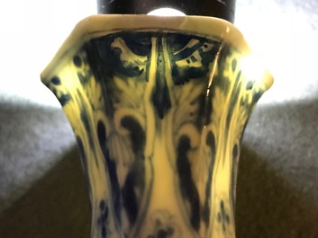 Een Chinese blauwwitte achthoekige flesvormige vaas, Kangxi