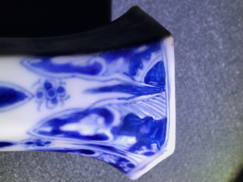 Een Chinese blauwwitte achthoekige flesvormige vaas, Kangxi
