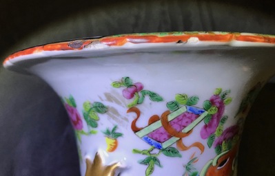 Een paar Chinese Canton famille rose vazen, 19e