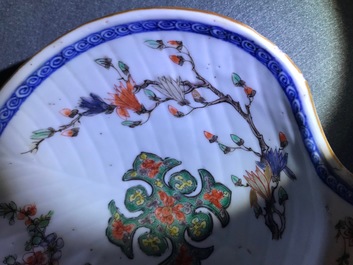 Une coupe en forme de coquille en porcelaine de Chine famille verte, Kangxi