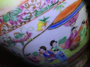 Een paar Chinese Canton famille rose vazen, 19e