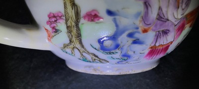 Une th&eacute;i&egrave;re en porcelaine de Chine famille rose &agrave; d&eacute;cor d'une femme et un gar&ccedil;on, Qianlong