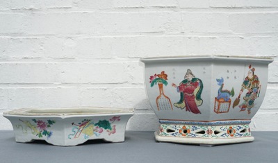 A Chinese famille rose Wu Shuang Pu jardini&egrave;re on stand, 19th C.