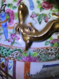 Een paar Chinese Canton famille rose vazen, 19e