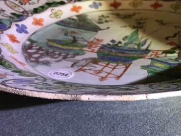 Een grote Chinese famille verte schotel met 'Drie vrienden van de winter', Kangxi