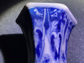 Een Chinese blauwwitte achthoekige flesvormige vaas, Kangxi