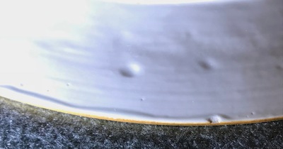 Une paire de plats en porcelaine de Chine doucai, Kangxi