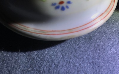 Une th&eacute;i&egrave;re en porcelaine de Chine famille rose &agrave; d&eacute;cor d'une femme et un gar&ccedil;on, Qianlong