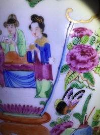 Een paar Chinese Canton famille rose vazen, 19e