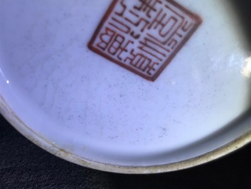 Un vase en porcelaine de Chine famille rose, R&eacute;publique, 20&egrave;me
