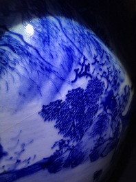 Een Chinese blauwwitte vissenkom met landschapsdecor, 19e eeuw