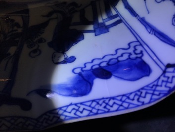 Een paar Chinese blauwwitte schotels met de 'Cao zussen', Kangxi