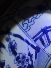Een paar Chinese blauwwitte schotels met de 'Cao zussen', Kangxi