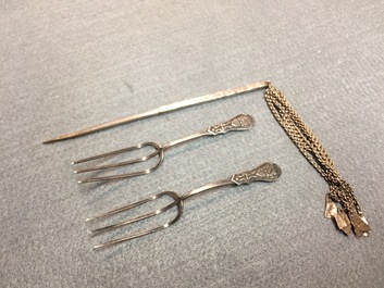 Twenty Chinese kingfisher feather ornaments in silver, jade, coral and gilt metal, Qing and 20th C.