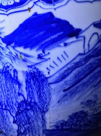 Een Chinese blauwwitte vissenkom met landschapsdecor, 19e eeuw
