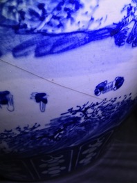 Een Chinese blauwwitte vissenkom met landschapsdecor, 19e eeuw
