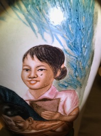 Een Chinese vaas met decor uit de Culturele Revolutie, 20e eeuw