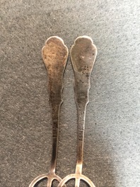 Twenty Chinese kingfisher feather ornaments in silver, jade, coral and gilt metal, Qing and 20th C.