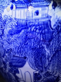 Een Chinese blauwwitte vissenkom met landschapsdecor, 19e eeuw