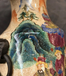 Une jardini&egrave;re et un vase en porcelaine de Chine famille rose dit "de Nankin", 19/20&egrave;me