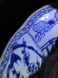 Een paar Chinese blauwwitte schotels met de 'Cao zussen', Kangxi