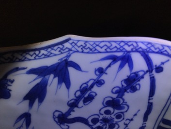 Een paar Chinese blauwwitte schotels met de 'Cao zussen', Kangxi