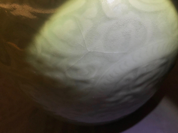 Un vase en porcelaine de Chine c&eacute;ladon &agrave; d&eacute;cor d'un dragon, 19/20&egrave;me