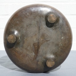 Un grand br&ucirc;le-parfum en bronze incrust&eacute; de divers m&eacute;taux, 18/19&egrave;me