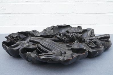 Une grande feuille de lotus orn&eacute;e d'animaux en bois sculpt&eacute;, Chine, 19&egrave;me