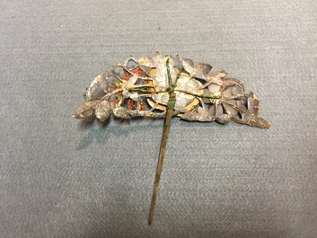 Twenty Chinese kingfisher feather ornaments in silver, jade, coral and gilt metal, Qing and 20th C.